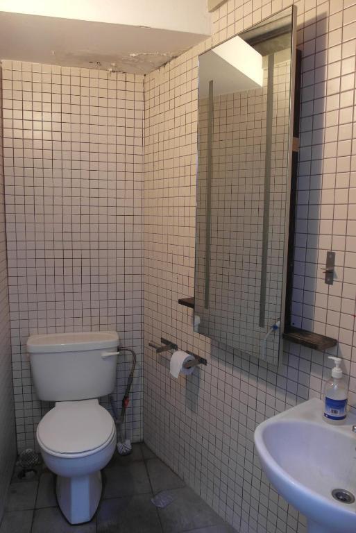 Number Eight Guesthouse Куала-Лумпур Номер фото